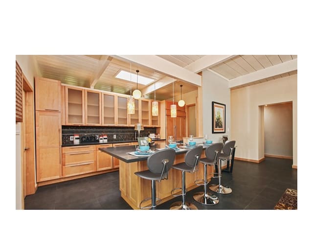 Modern 5 Bedroom Palo Alto Home-sleeps 10! gallery image 2