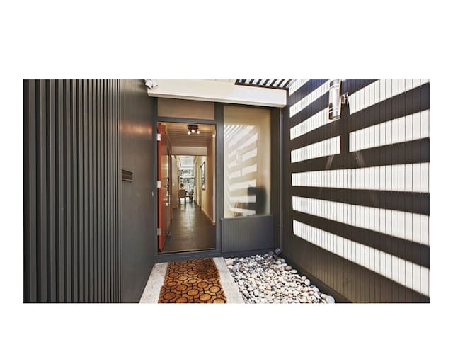 Modern 5 Bedroom Palo Alto Home-sleeps 10!