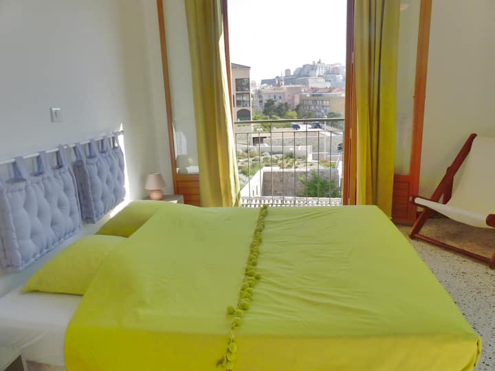 Chambre 1 vue mer et citadelle
1 lit double 160 cm
Ventilateur de plafond