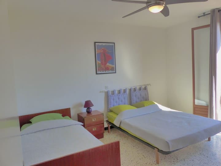 Chambre 3 vue citadelle
1 lit double 140 cm et 1 lit single 90 cm
Ventilateur de plafond