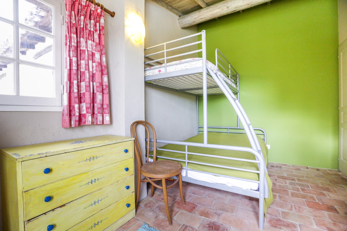 the green bedroom with a double bunk bed for 3
