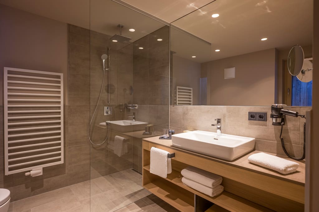 Badezimmer mit Dusche