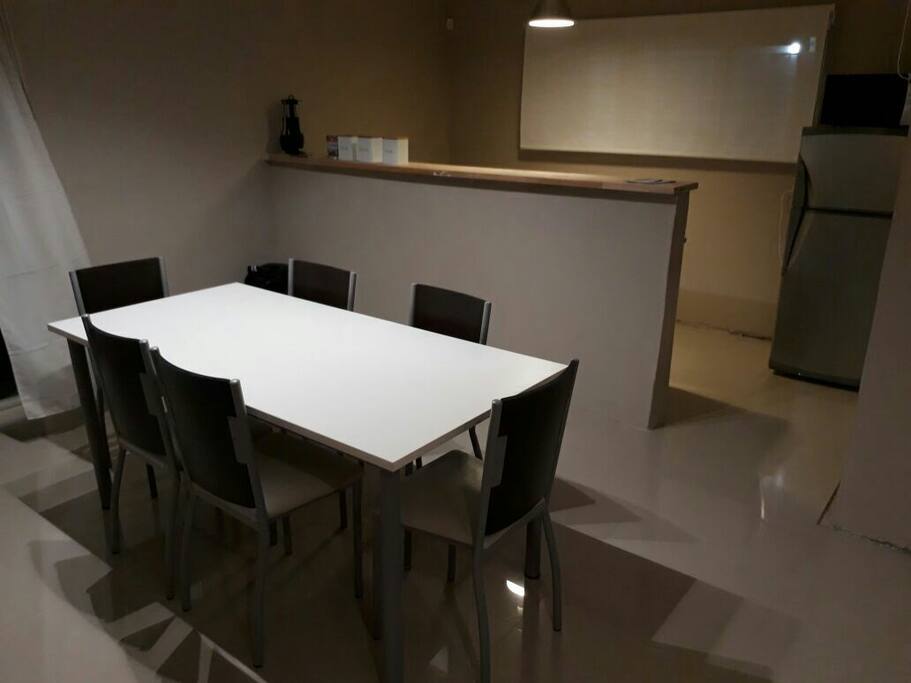 Mesa y sillas para 6 personas