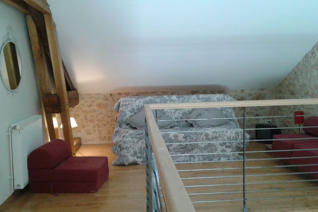 Canapé lit dans la mezzanine, à côté de la chambre chambre du haut côté jardin