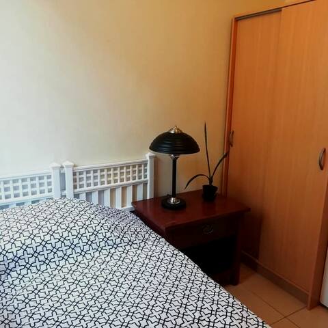 Cuarto amueblado con baño propio A/C ,Netflix,WiFi