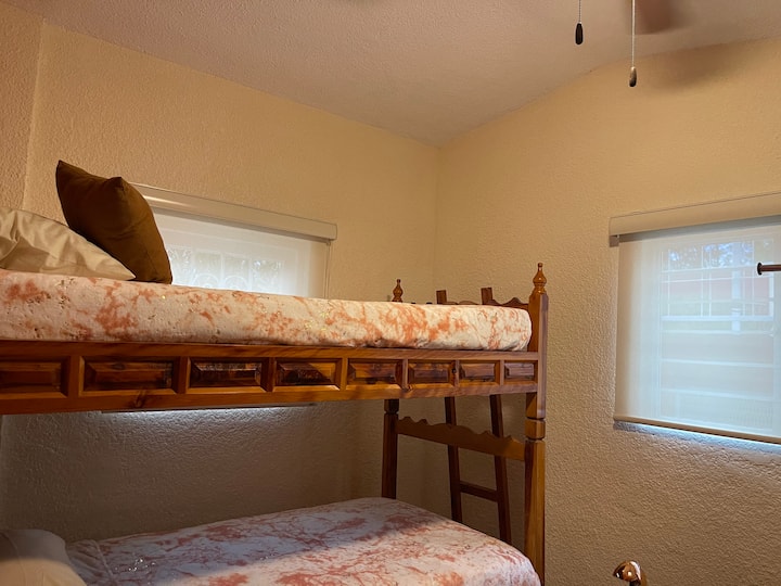 2 literas colchón individual (capacidad para 4 personas)