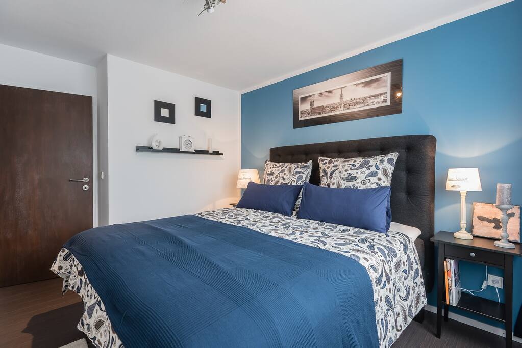 Schlafzimmer 1 mit großem Doppelbett