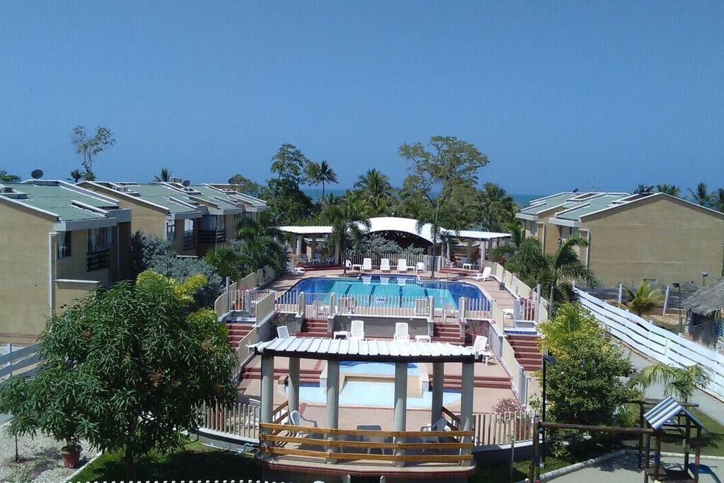 Vista del Condominio desde el balcón del apartasuite - Día