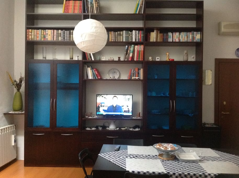 Zona living con grande tavolo
