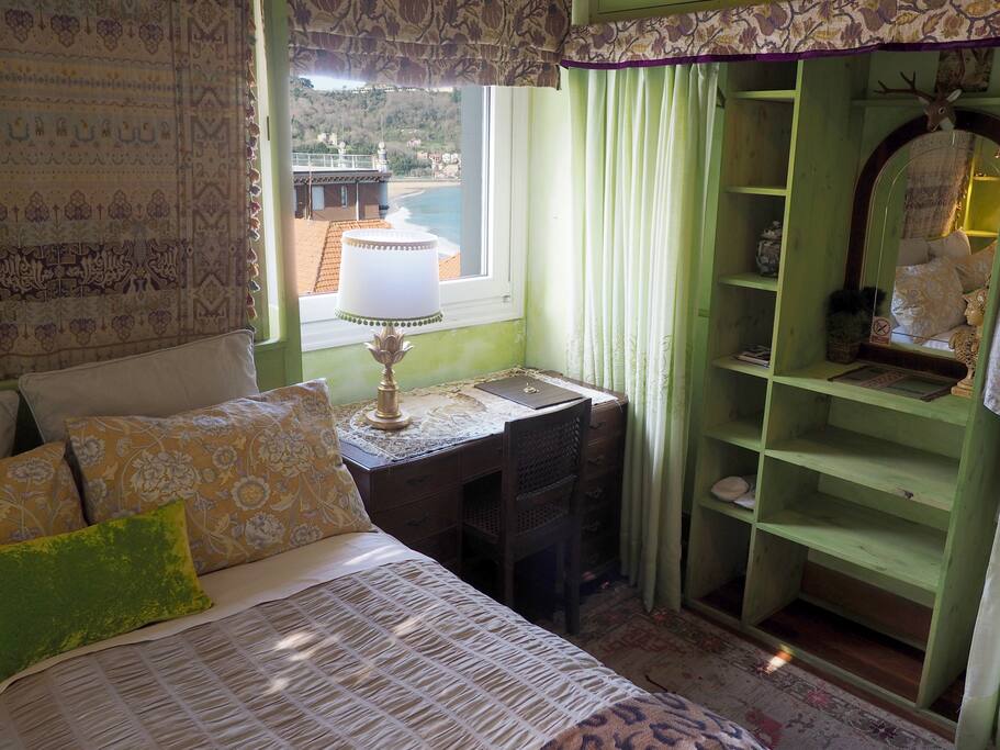 Our cozy Garden room with plenty of character and side sea view