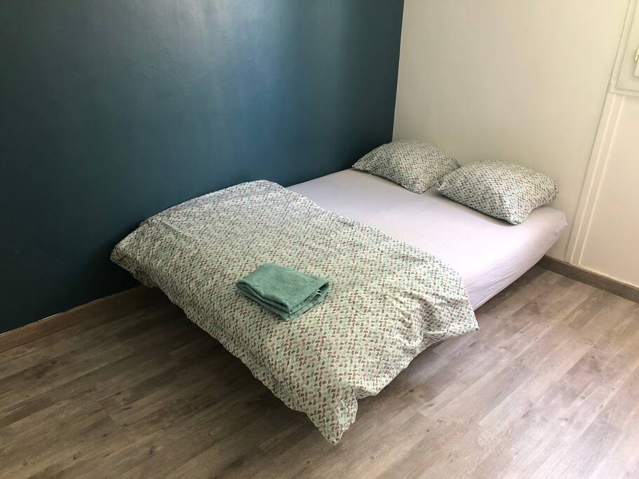 2 places, draps propres et coussins