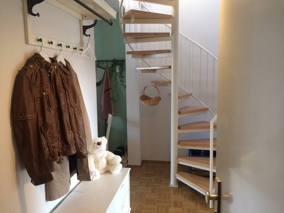 Back von der Tür Richtung Küche und rechts geht es ins Wohnzimmer