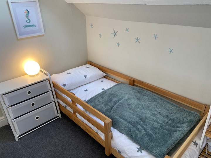 Dvoje dječjih kreveta ugrađeno je u bočne barove