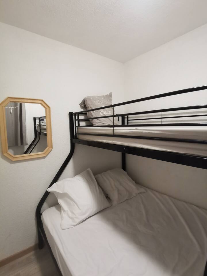 卧室，楼下2个床位，顶部可睡1名儿童