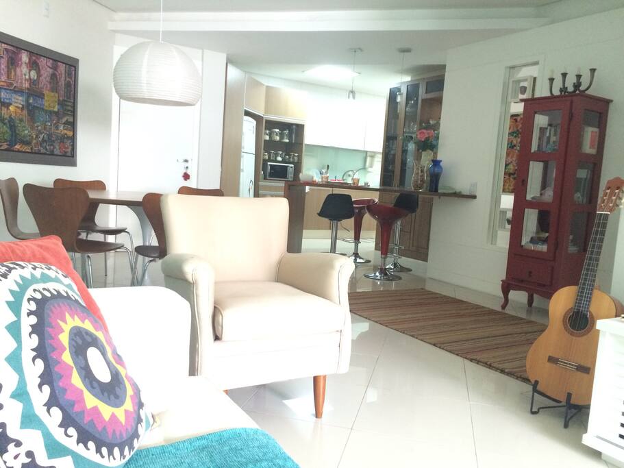 Sala com cozinha americana (4 banquetas)