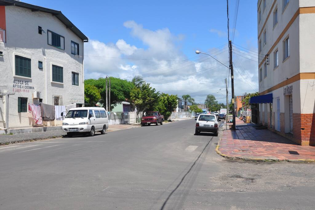 Rua asfaltada com iluminação publica