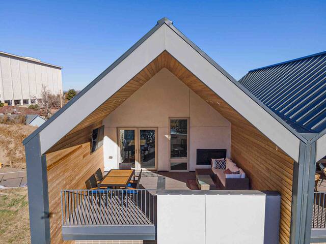 New Urban Oasis – with covered deck and workspace! gallery image 2