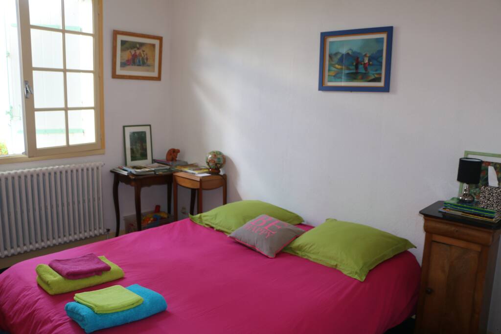 La chambre, calme et lumineuse. Bonne literie. De nombreuses revues sont à votre disposition