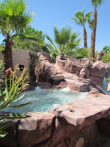 Paradise -free solar pool- 15 minutes to the strip gallery image 5