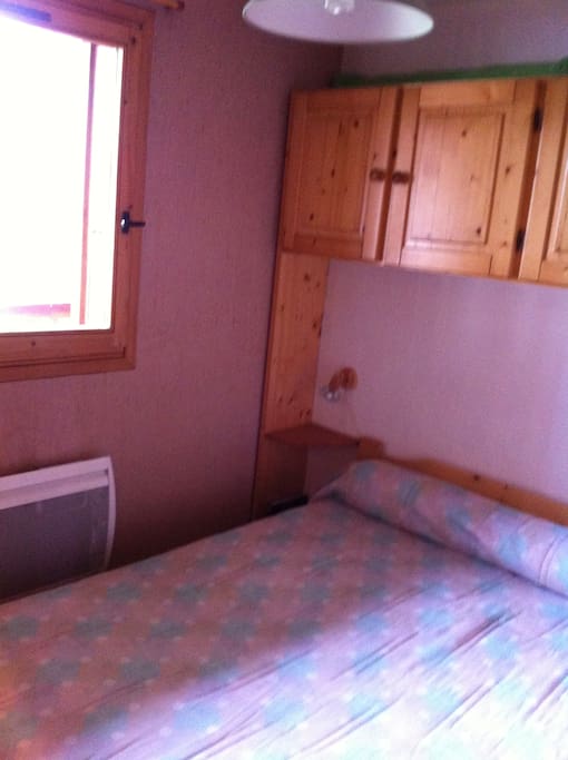 Chambre avec rangements - couvertures disponibles