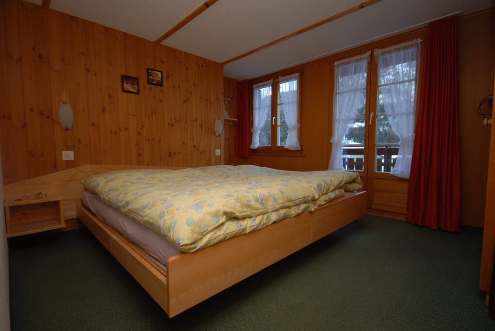 Schlafzimmer mit 2 Betten, Balkon