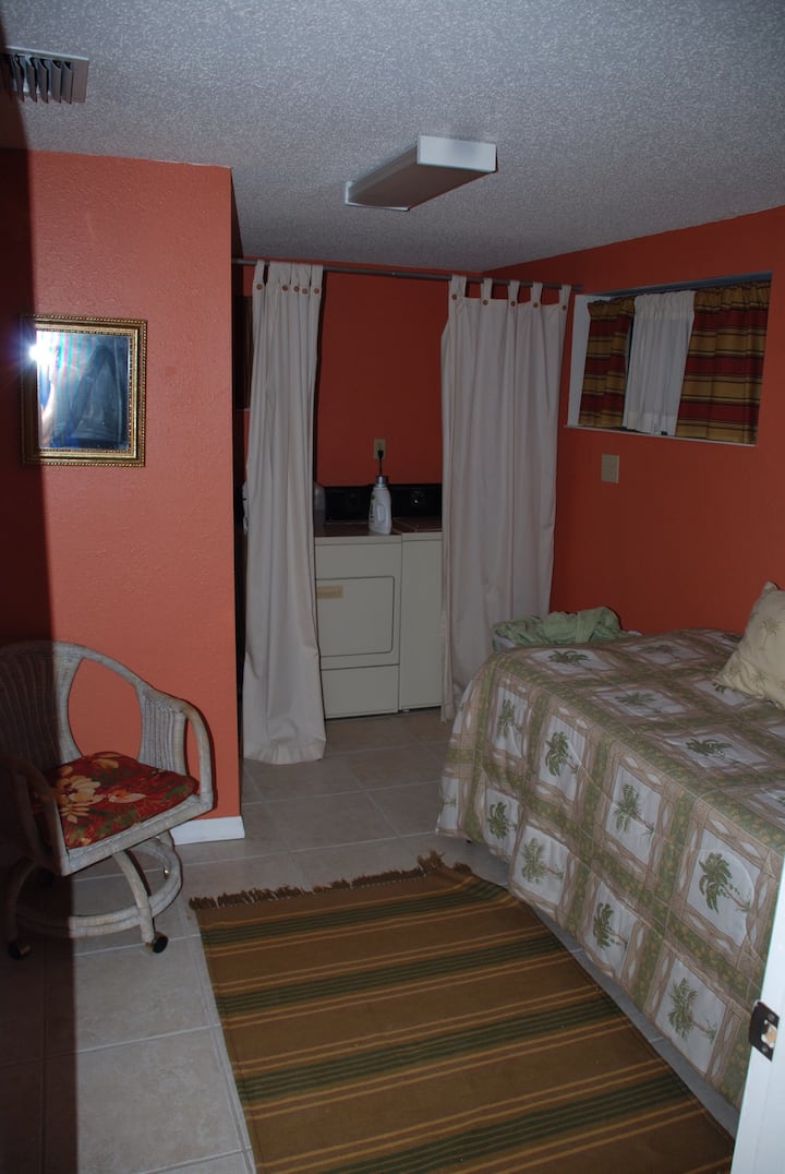 Dhomë e lirë, lavanderi dhe 2 krevate tek.