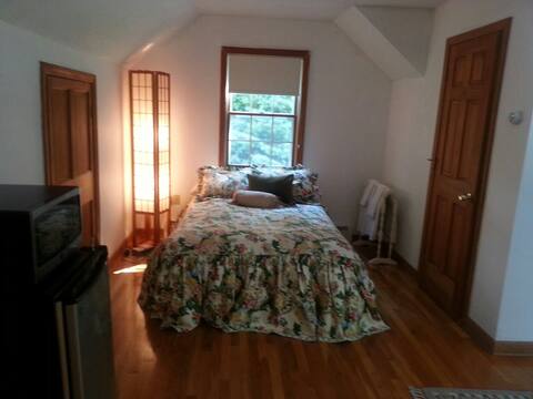 Cozy private apt 8 mins from UCONN - solar powered