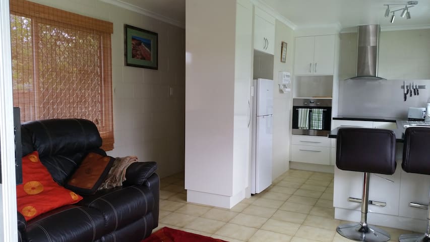 Cairns aprtmnt, well located, private pool netflix