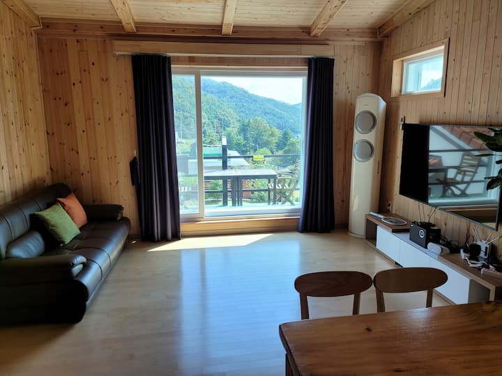 Sofa, TV inchi 65 (Netflix), kiyoyozi, dirisha kubwa la sebule, mwonekano mzuri wa dirisha la sebule, pazia la kuzima la sebule