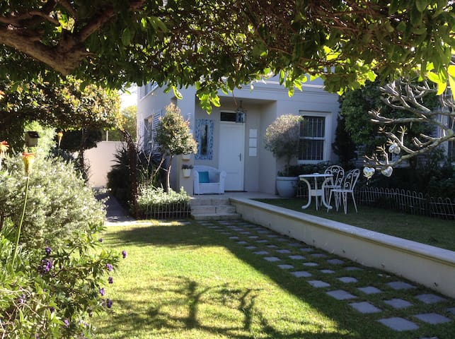 Bijoux – 2 bedroom cottage in Rondebosch Cape Town