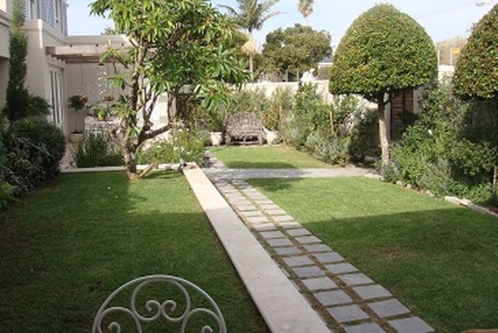 Bijoux – 2 bedroom cottage in Rondebosch Cape Town gallery image 2