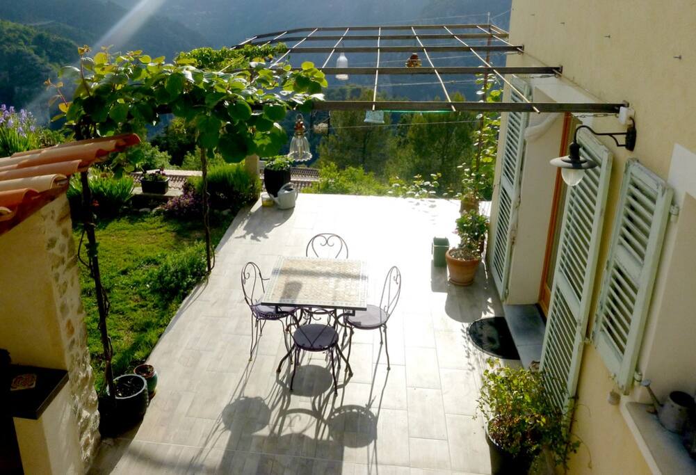 Terrasse plein sud avec une vue dégagée sur l'ouest