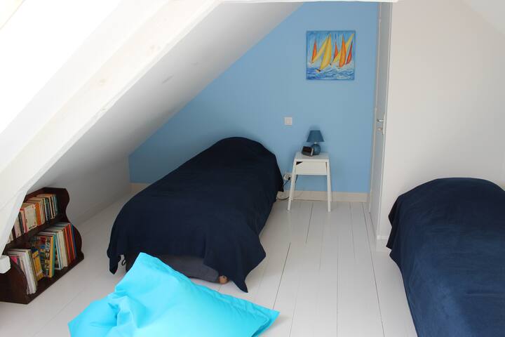 segunda habitación de arriba, para los niños con libros, puf big bertha, TV, play estación PS4, mandos y juegos!