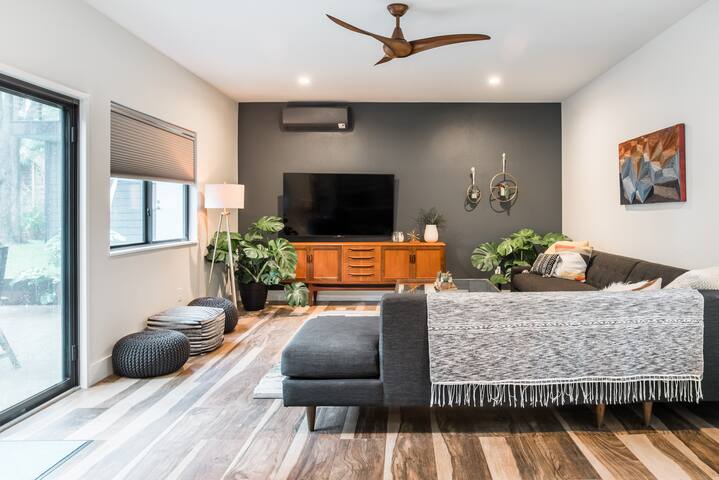 Designer Home Built for Entertaining gallery image 5