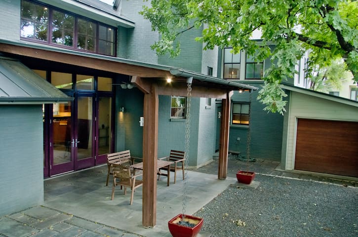 Walk to ACL Fest – Central Austin Gem sleeps 8-10 gallery image 3