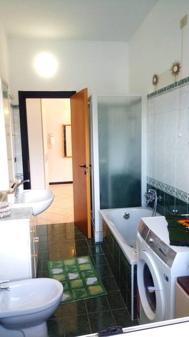 Ampio bagno con vasca e doccia, lavatrice