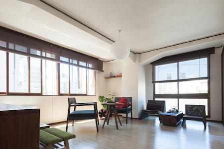 P33 5min walk from station. Free WiFi.