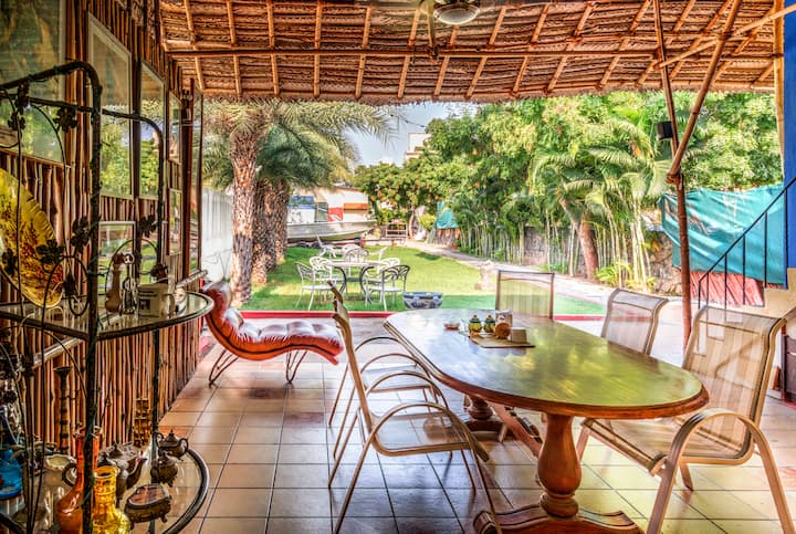 A cosy & quiet place with a pool by the sea.