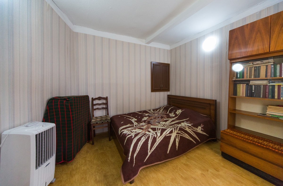 غرفة النوم الثالثة مع سرير مزدوج على الجانب الآخر من الشرفة