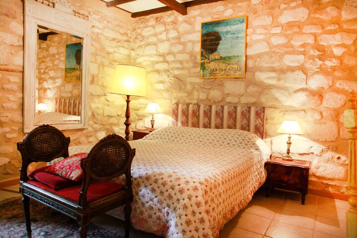 ქვის კედლის საძინებელი