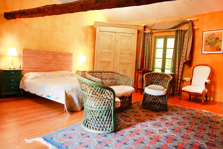 Საძინებელი ანტრესოლიანი ხედით პარკზე