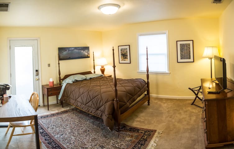 Private Room & Bath in East Sac