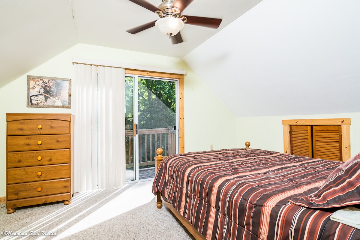 Upstairs bedroom with Queen bed and balcony on the river