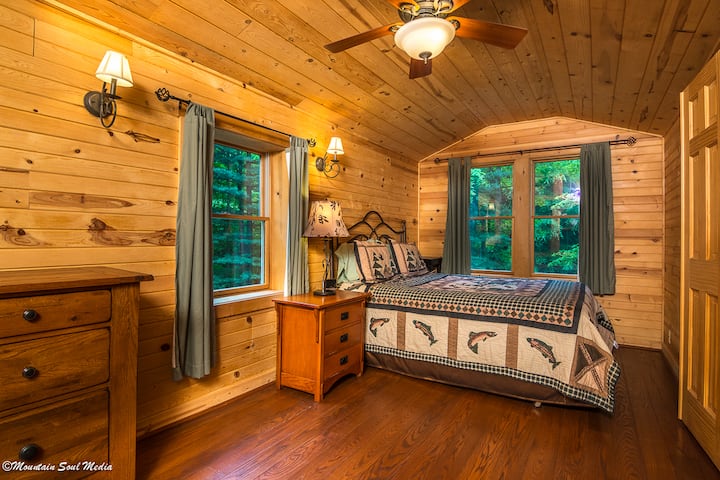 Upstairs Queen Bed with River view