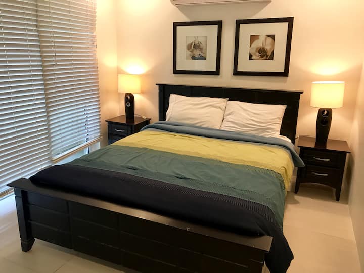 Საძინებელი 1 (Queen Bed) ვერანდით, რომელიც ლაგუნას გადაჰყურებს