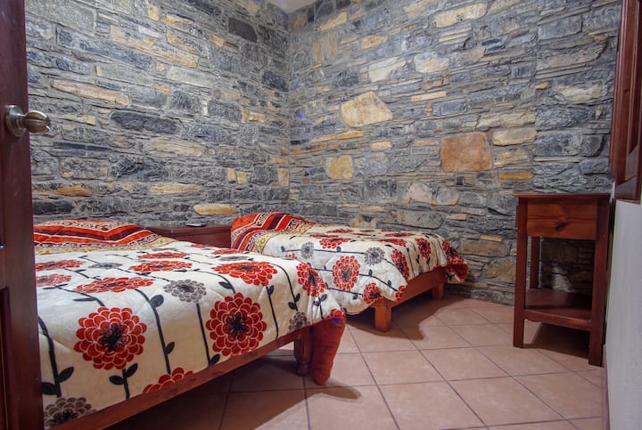 1 dhomë me 2 krevate, një dopio dhe një tek 