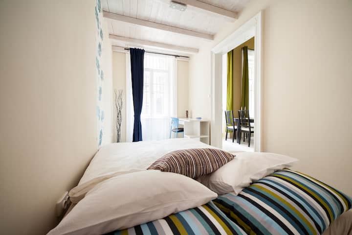 חדר שינה כחול עם מיטה מקופלת