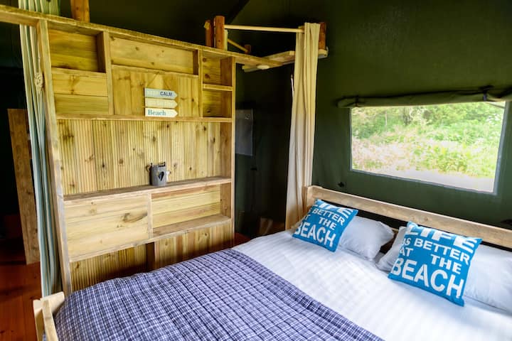 La camera padronale, con letto king-size e scaffali.