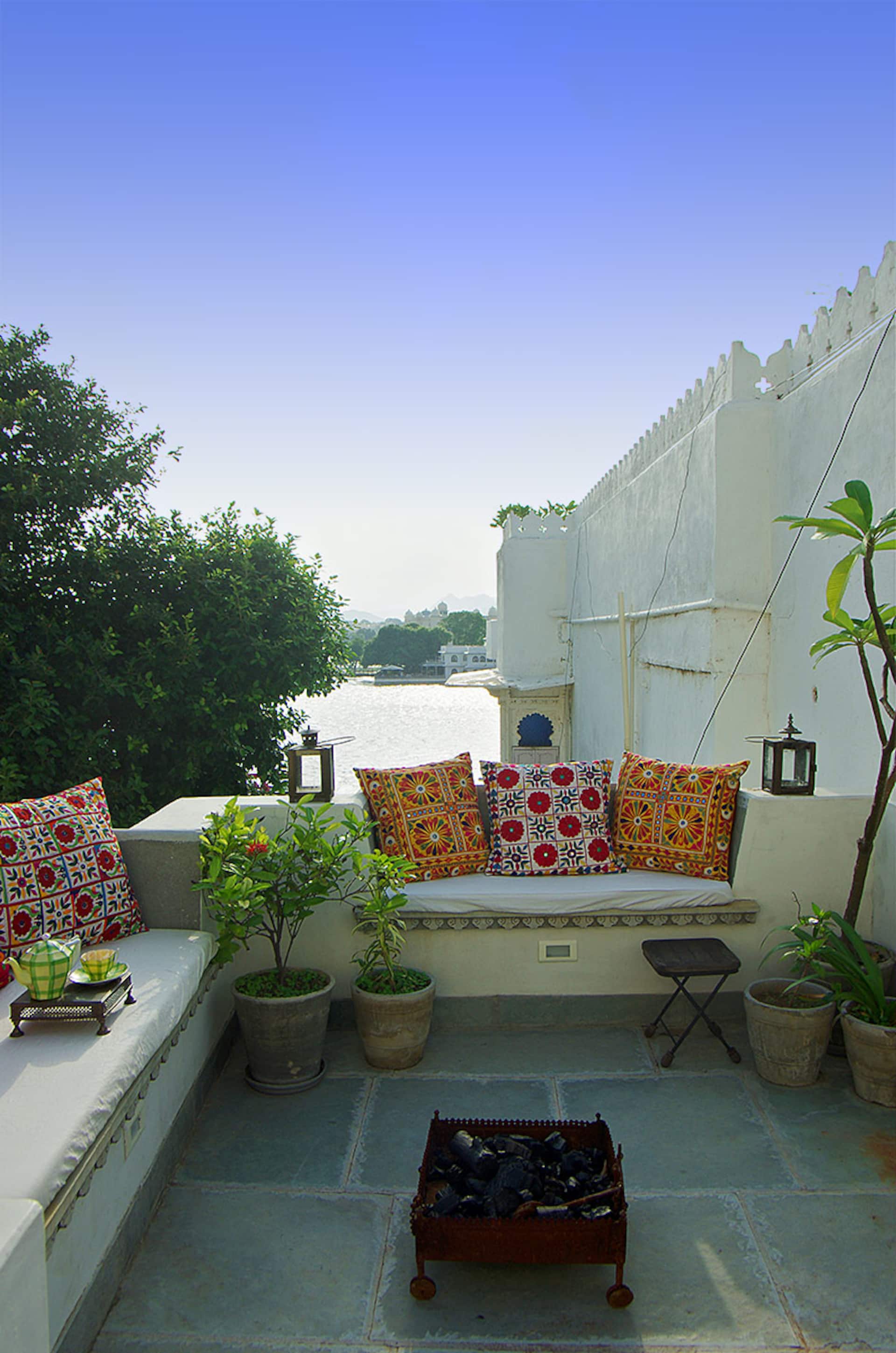 Rosie's Retreat Udaipur Lake Facing Apartment
