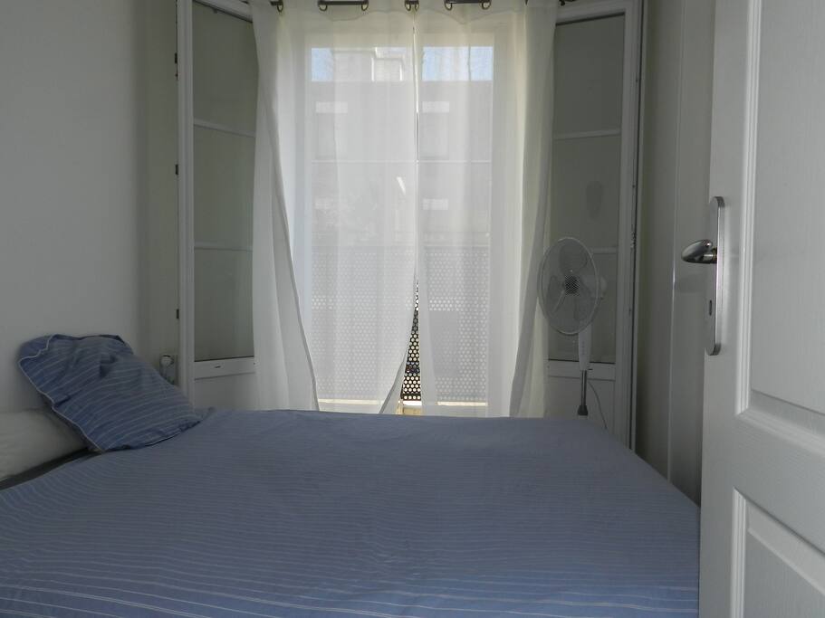 La chambre donne sur une ruelle fermée à la circulation vous assurant des nuits calmes.